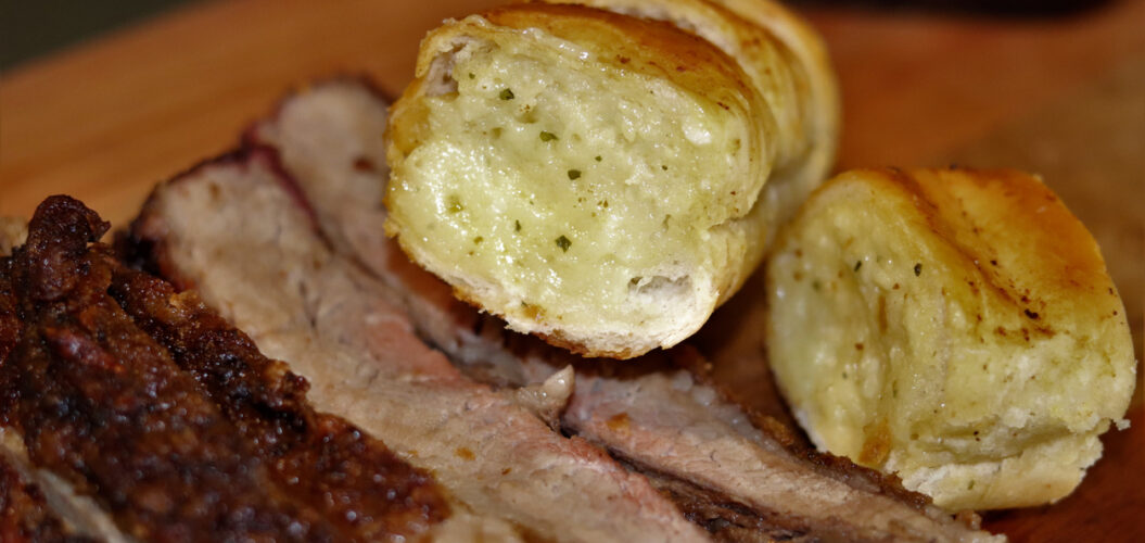 Pão de alho caseiro crocante para servir no churrasco