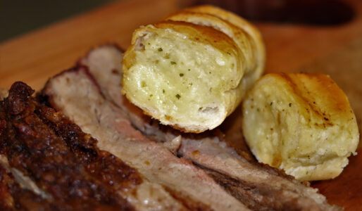 Pão de alho caseiro crocante para servir no churrasco