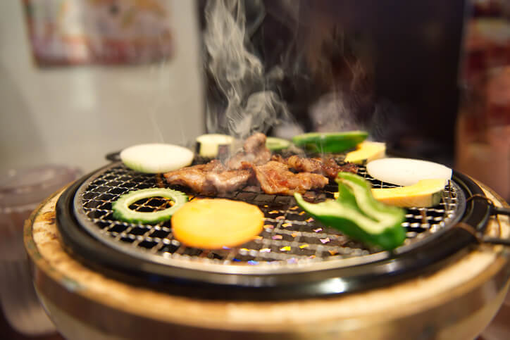 Preparo do Yakiniku, churrasco japonês