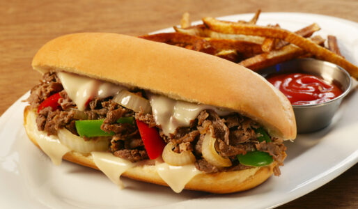 sanduíche recheado de carne louca desfiada, suculenta e colorida