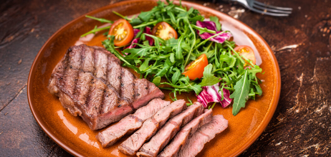 Cortes de carne magros grelhados com legumes. Opções saudáveis para dieta equilibrada.