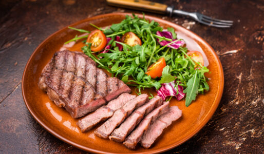 Cortes de carne magros grelhados com legumes. Opções saudáveis para dieta equilibrada.