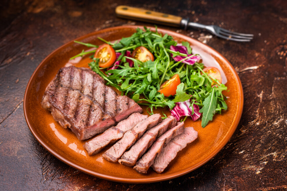 Cortes de carne magros grelhados com legumes. Opções saudáveis para dieta equilibrada.
