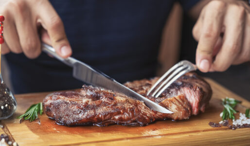 Cortes de carnes magras organizados em tábua de madeira, prontos para preparo saudável.