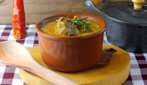 quirera de milho cremosa com pedaços dourados de carne de porco.